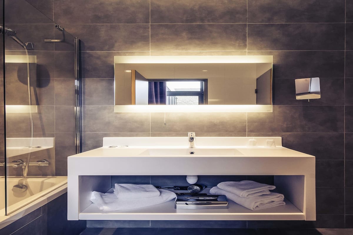 classic room, 1 double bed | minibar, in-room safe, desk, soundproofing