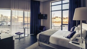 A modern hotel room with a large bed, a desk, a chair, and a TV. - Hotel Mercure Cherbourg Centre Port (Cherbourg-en-Cotentin)