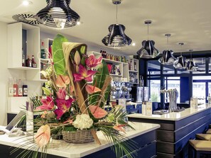 Bar (on property) - Hotel Mercure Cherbourg Centre Port (Cherbourg-en-Cotentin)