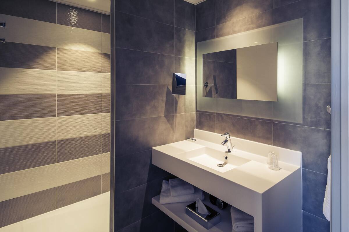 Quarto duplo clássico, 2 camas de solteiro | Frigobar, cofres nos quartos, escrivaninha, quartos à prova de som