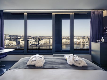 Bar mini, peti besi dalam bilik, meja, kalis bunyi