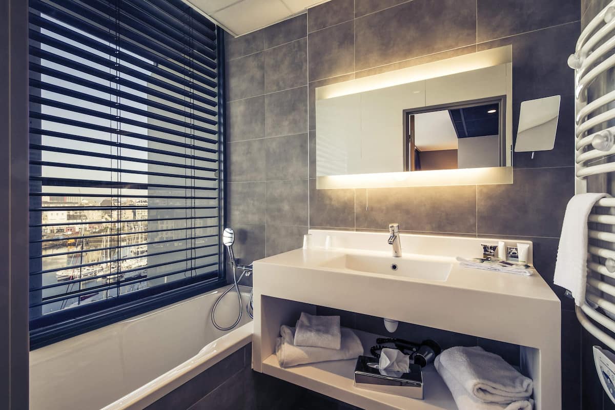 privilege, room, 1 double bed, balcony | minibar, in-room safe, desk, soundproofing