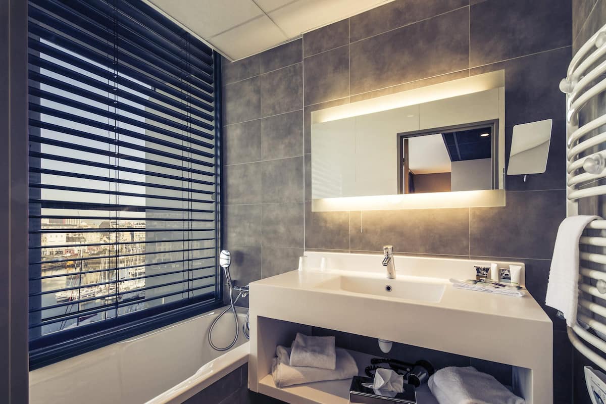 Privilege, Kamer, 1 tweepersoonsbed, balkon | Een minibar, een kluis op de kamer, een bureau, geluiddichte muren