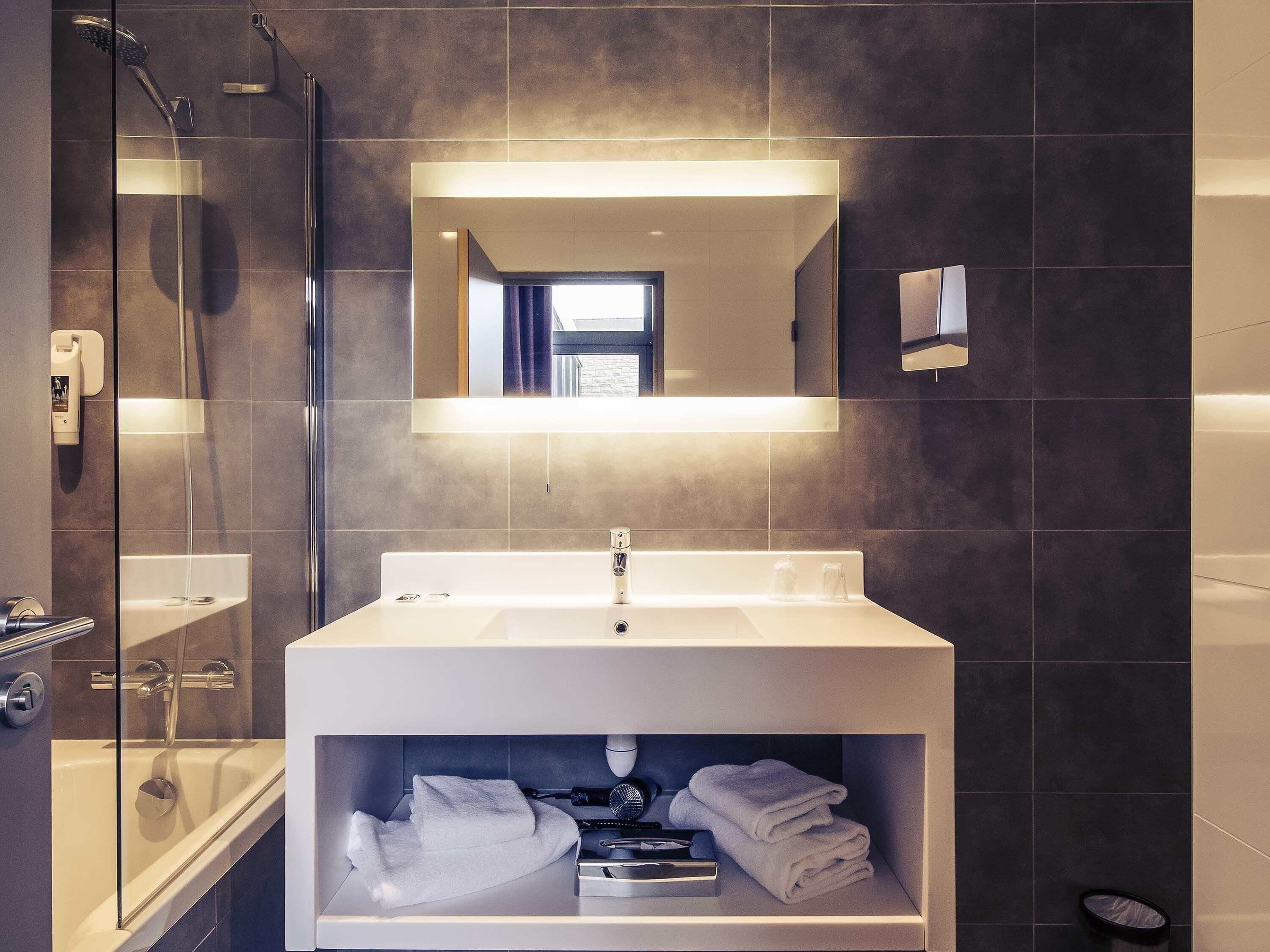 classic twin room, 2 single beds | minibar, in-room safe, desk, soundproofing