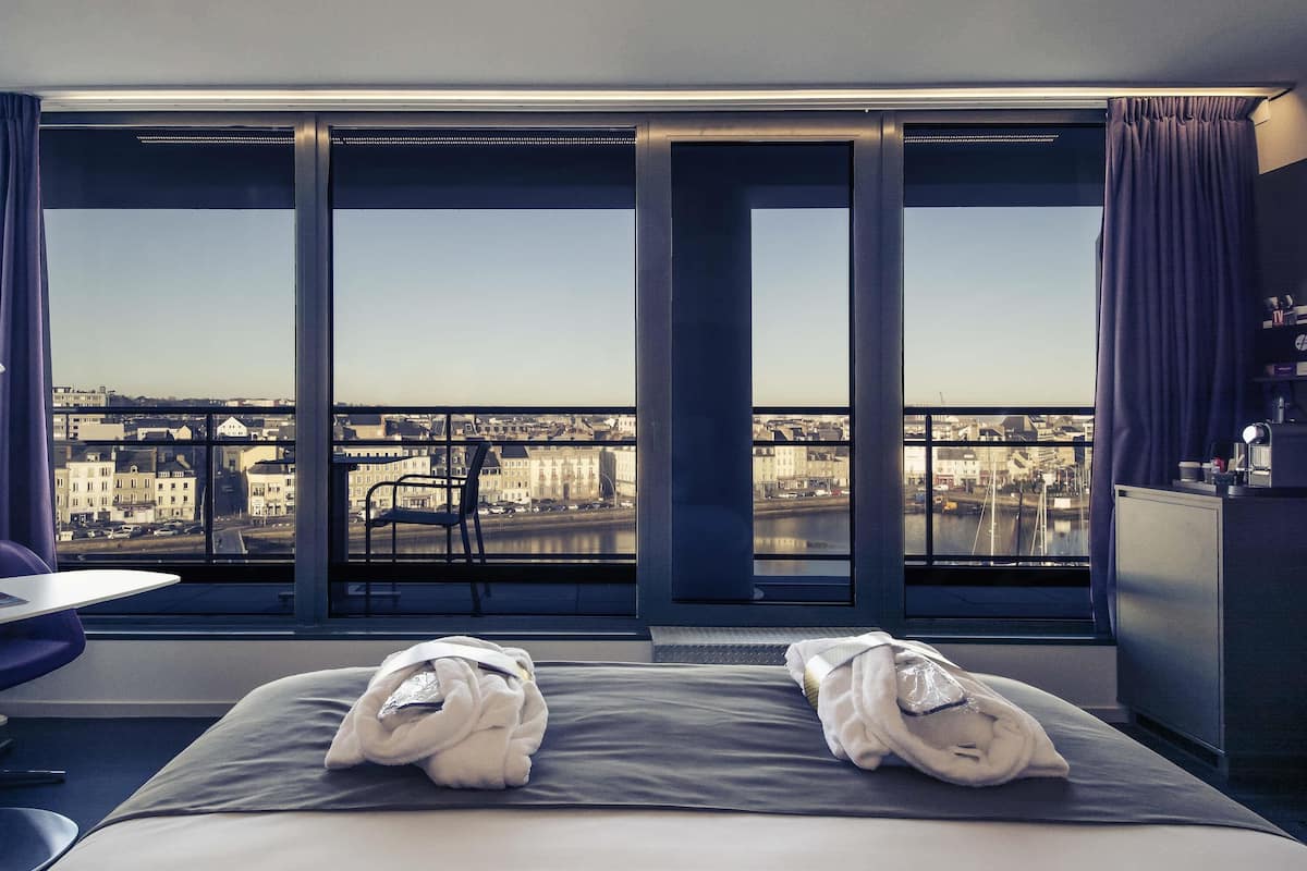 privilege, room, 1 double bed, balcony | minibar, in-room safe, desk, soundproofing