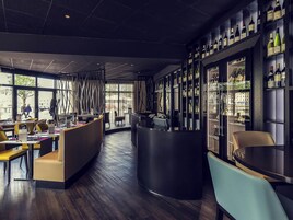 Lunch and dinner served, French cuisine