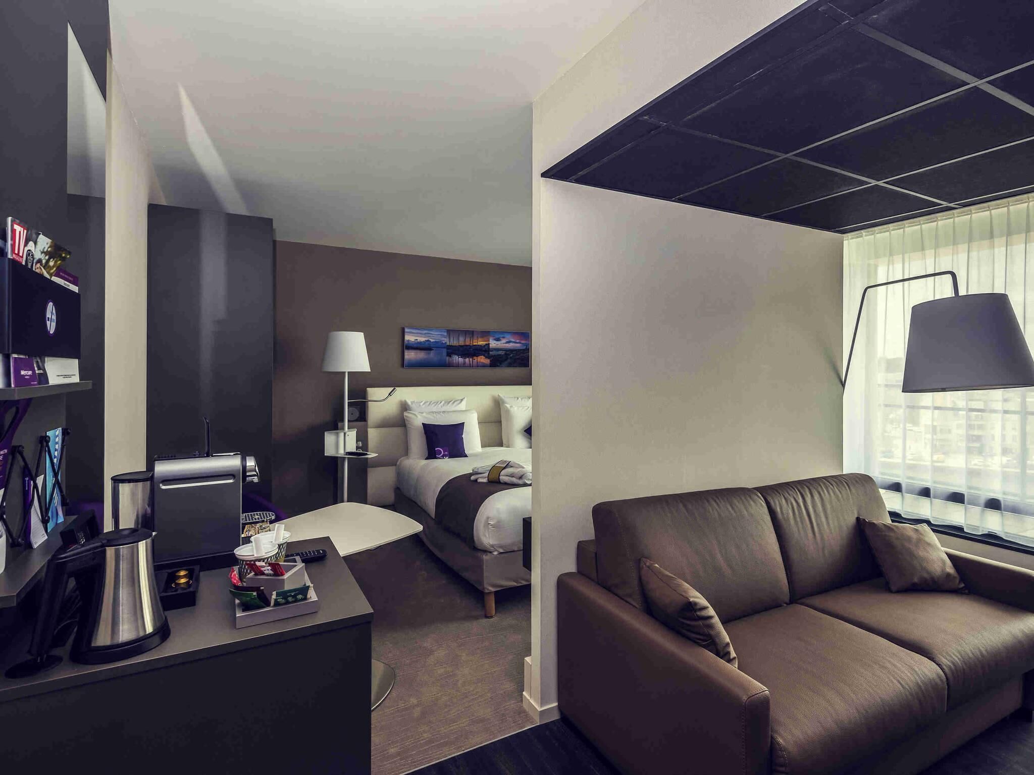 Suite, 1 lit double et 1 canapé-lit, balcon | Minibar, coffre-fort, bureau, système d’insonorisation