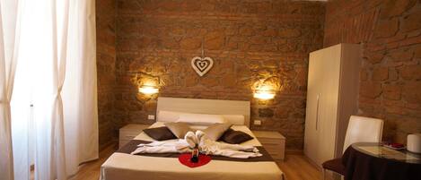 Kahden hengen huone | 6 makuuhuonetta, ylelliset vuodevaatteet, työpöytä, silitysrauta/-lauta