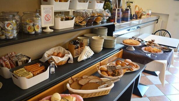 Ein reichhaltiges Buffet mit verschiedenen Speisen und Besteck.