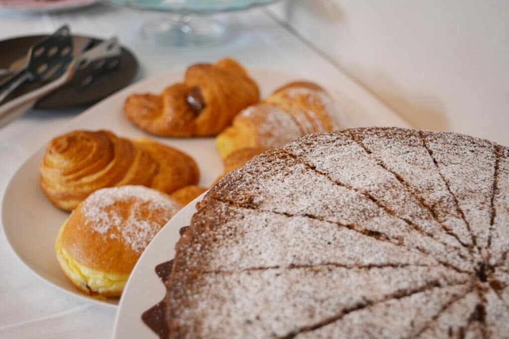 Um prato com bolo e croissants.