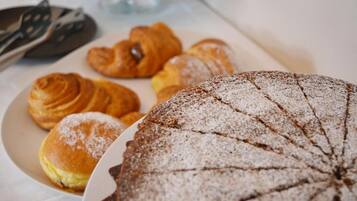Um prato com bolo e croissants.