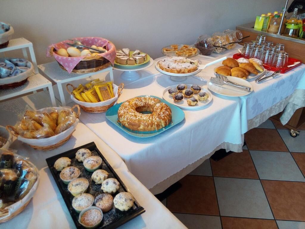 Une table de buffet proposant une variété de produits de boulangerie et de pâtisserie.