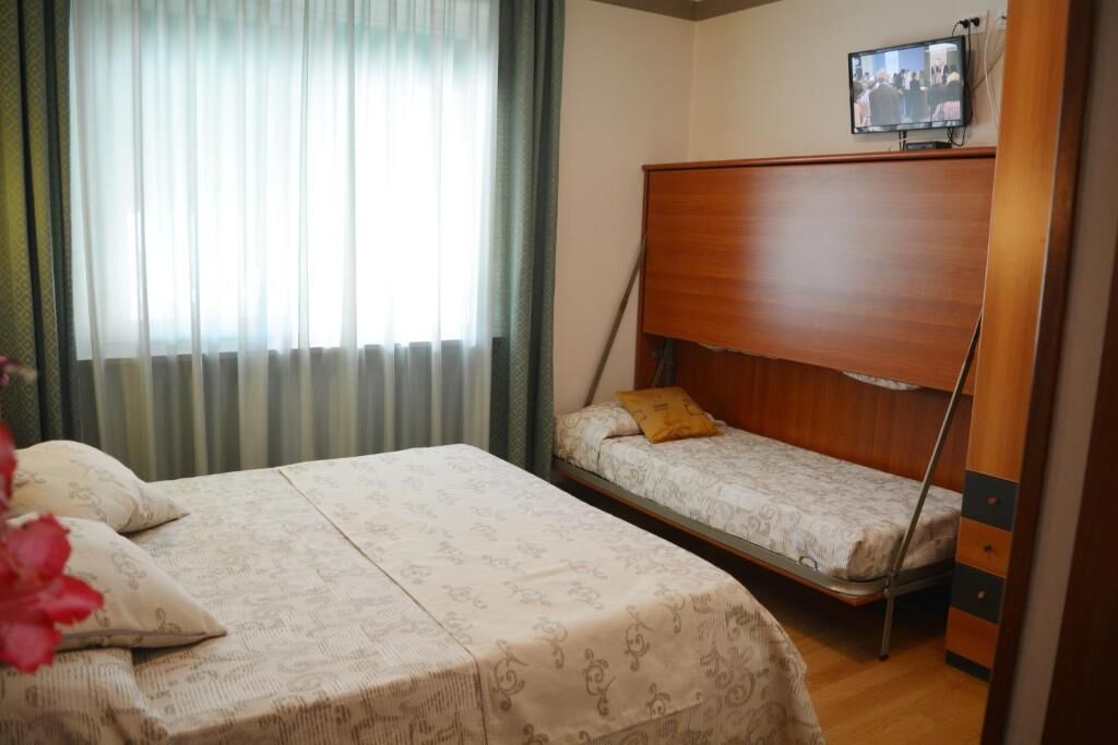 Zimmersafe, Schreibtisch, Babybetten, kostenloses WLAN