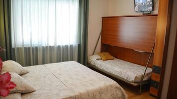 Zimmersafe, Schreibtisch, Babybetten, kostenloses WLAN