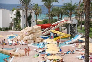 Una piscina techada, 2 piscinas al aire libre, sombrillas