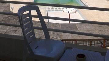 Una piscina cubierta, 2 piscinas al aire libre, sombrillas, tumbonas