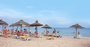 Plage privée, chaises longues, parasols, serviettes de plage