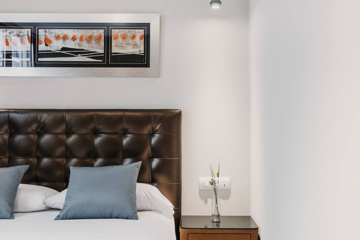 Roba de llit d'alta qualitat, cobrellits i caixa forta a l'habitació 