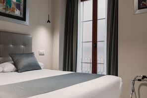 Standaard appartement, 1 slaapkamer | Luxe beddengoed, donsdekens, een kluis op de kamer, een bureau