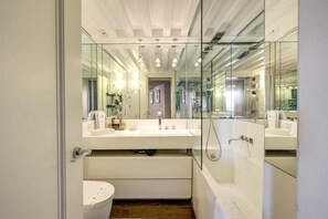 Designer toiletries, hair dryer, slippers, bidet - La Residenza del Sole al Pantheon (Rome)