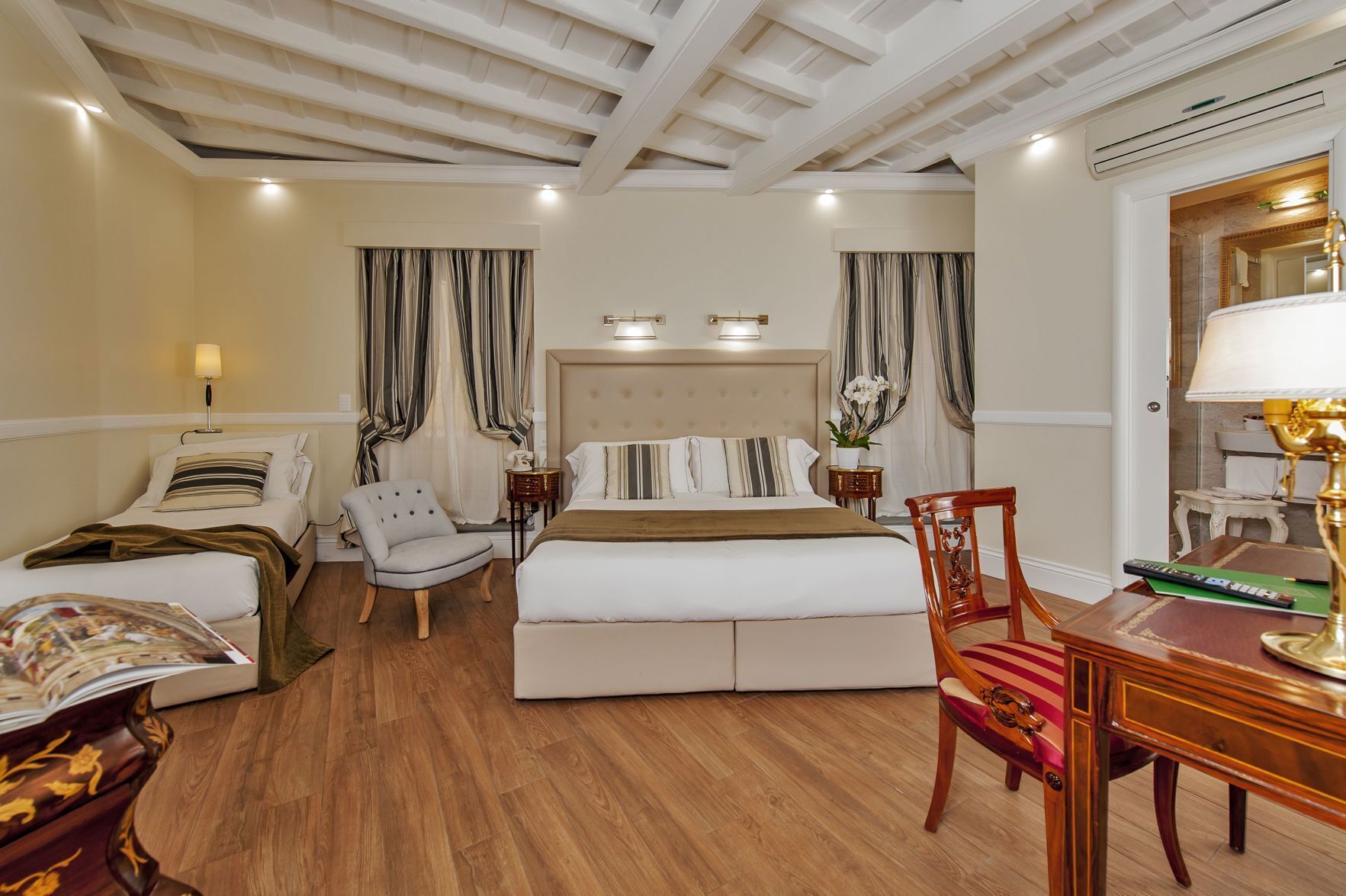 Luxe beddengoed, een minibar, een kluis op de kamer, een bureau