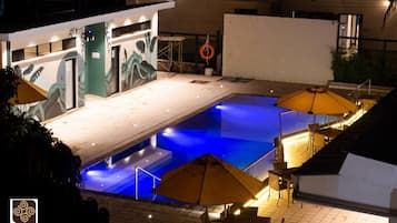 Outdoor pool, pool umbrellas, sun loungers