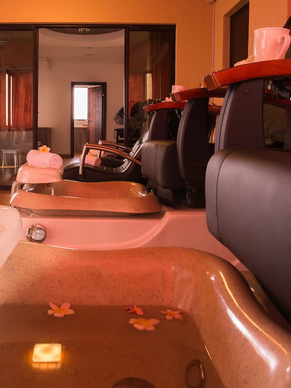 Couples treatment room(s), body treatments, deep-tissue massages