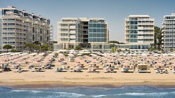 Spiaggia privata, lettini da mare, ombrelloni