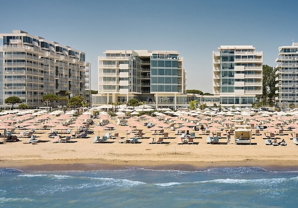 Privat strand, solstolar och parasoller