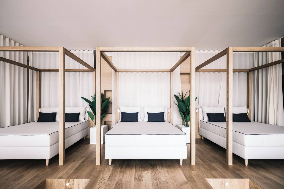 outdoor treatment area, sauna, hot tub, body treatments, facials