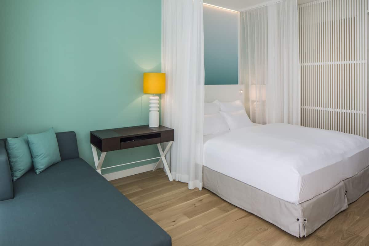 Seprai premium, minibar, brankas, dan meja kerja
