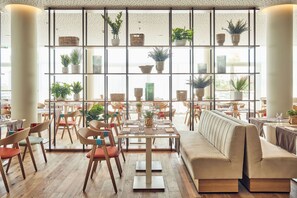 2 restaurantes; se sirven desayunos y cocina local e internacional 