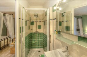 Double or Twin Room | Bathroom | Free toiletries, hair dryer, towels - Logis le Printemps (Montélimar)