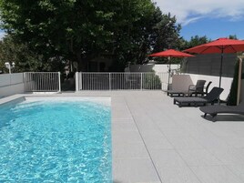 Una piscina al aire libre