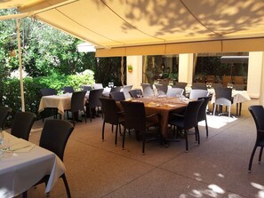 Déjeuner, dîner et souper servis sur place; cuisine française