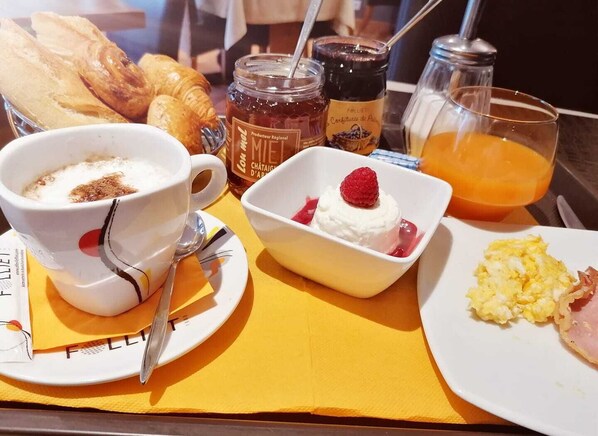 Déjeuner continental (9.00 EUR par personne)
