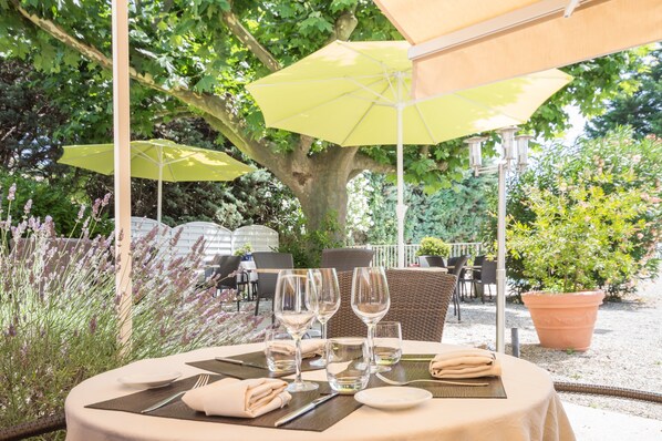 Breakfast, lunch, dinner served; French cuisine - Logis le Printemps (Montélimar)