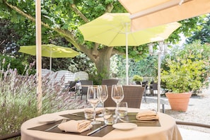 Déjeuner, dîner et souper servis sur place; cuisine française
