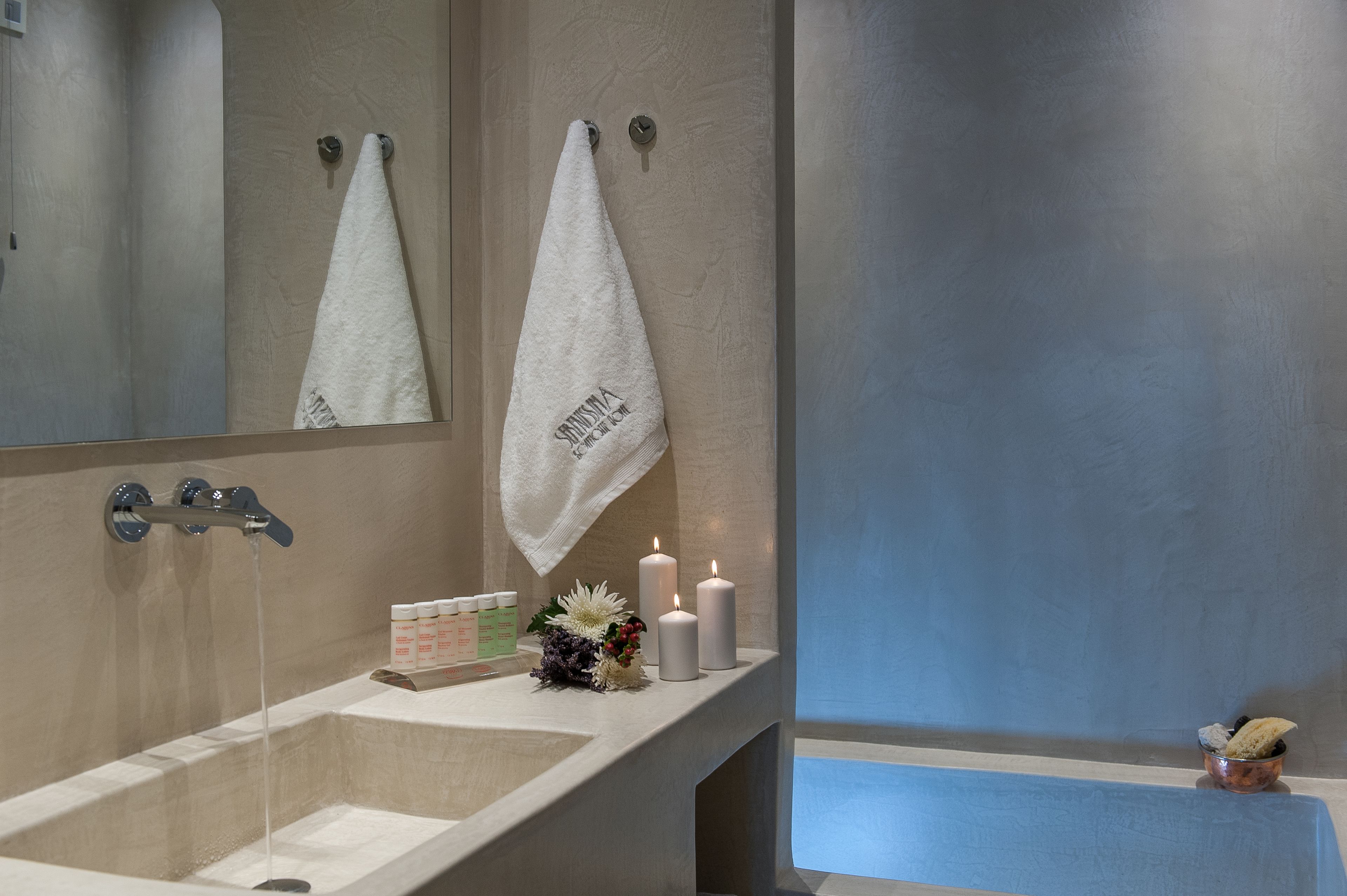 standard room, 1 king bed | bathroom | combined shower/bathtub, rainfall showerhead, designer toiletries