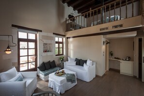 Suíte superior, 1 cama King e sofá-cama, terraço | Roupas de cama de algodão egípcio, roupas de cama premium, frigobar