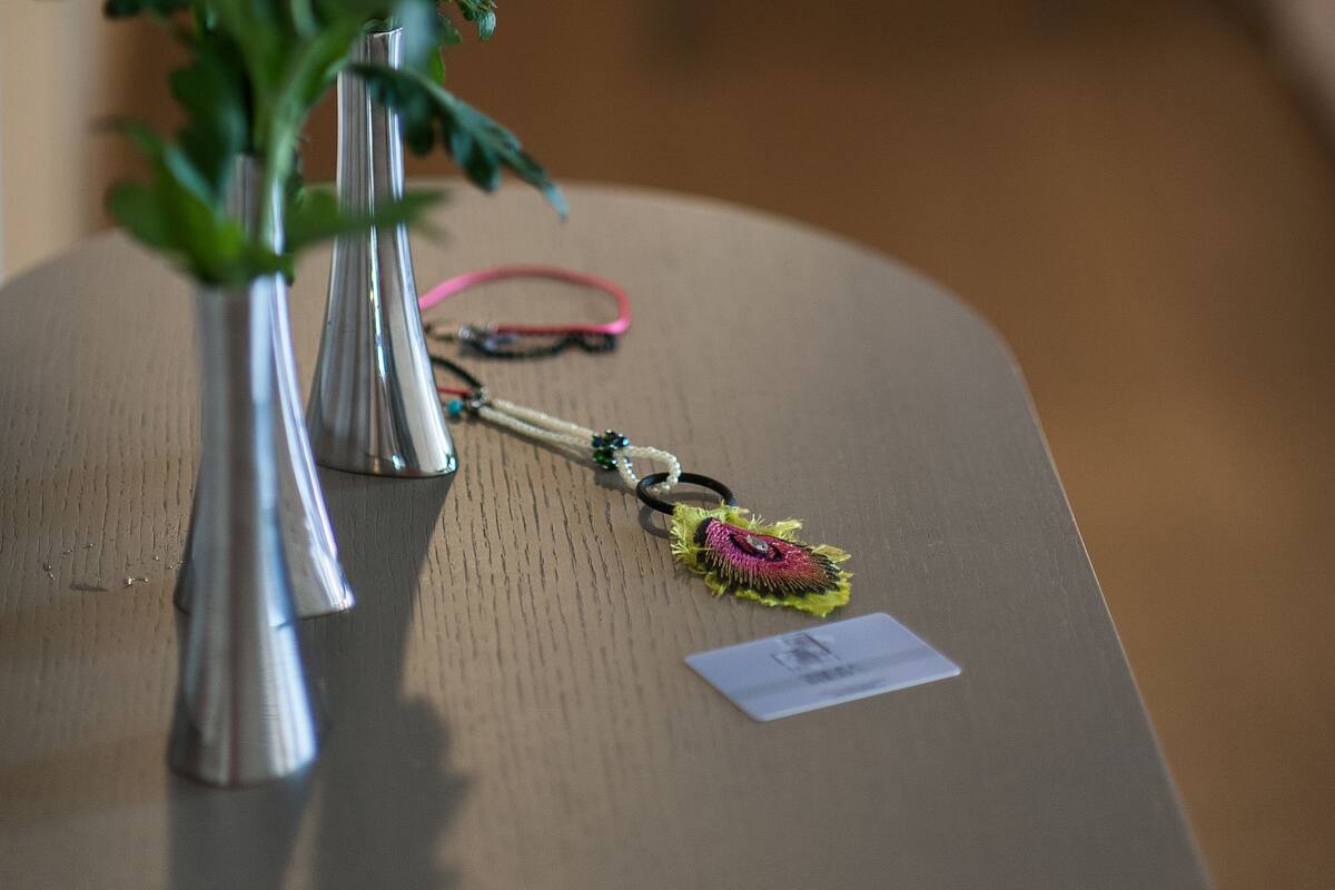 Une table avec deux vases de fleurs blanches et un porte-clés.