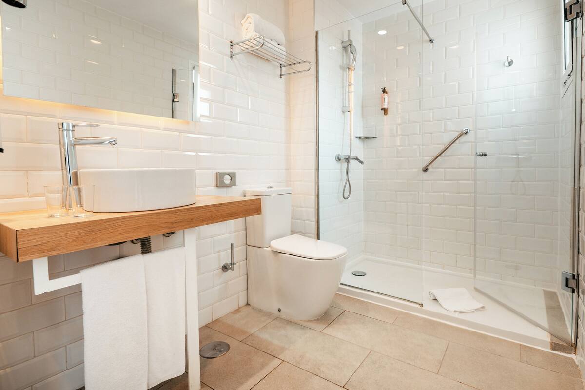 suite, 1 bedroom (2 adults + 2 children) | bathroom | shower, free toiletries, hair dryer, towels