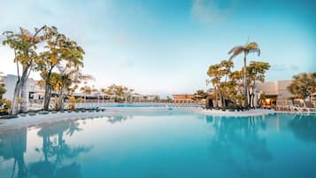 3 outdoor pools, pool umbrellas, pool loungers