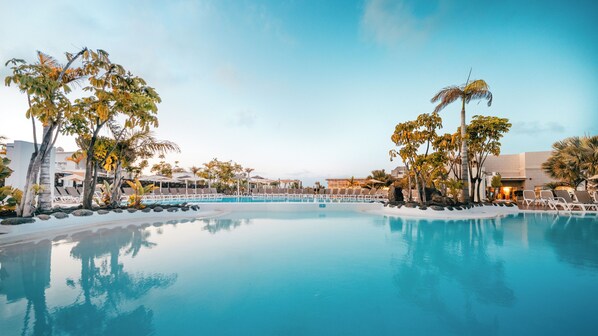 3 outdoor pools, pool umbrellas, pool loungers