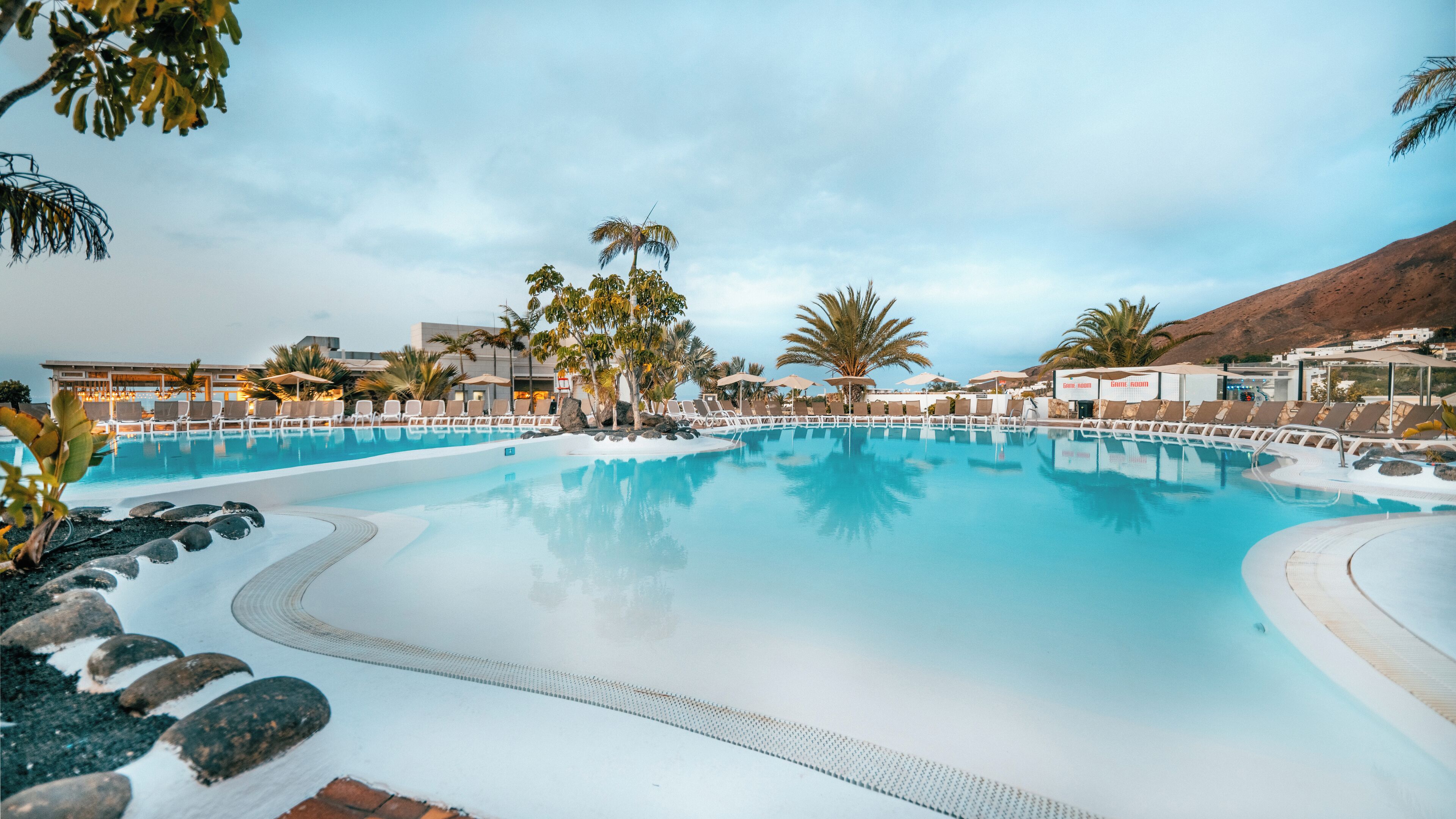 3 piscinas al aire libre, sombrillas, sillones reclinables de piscina