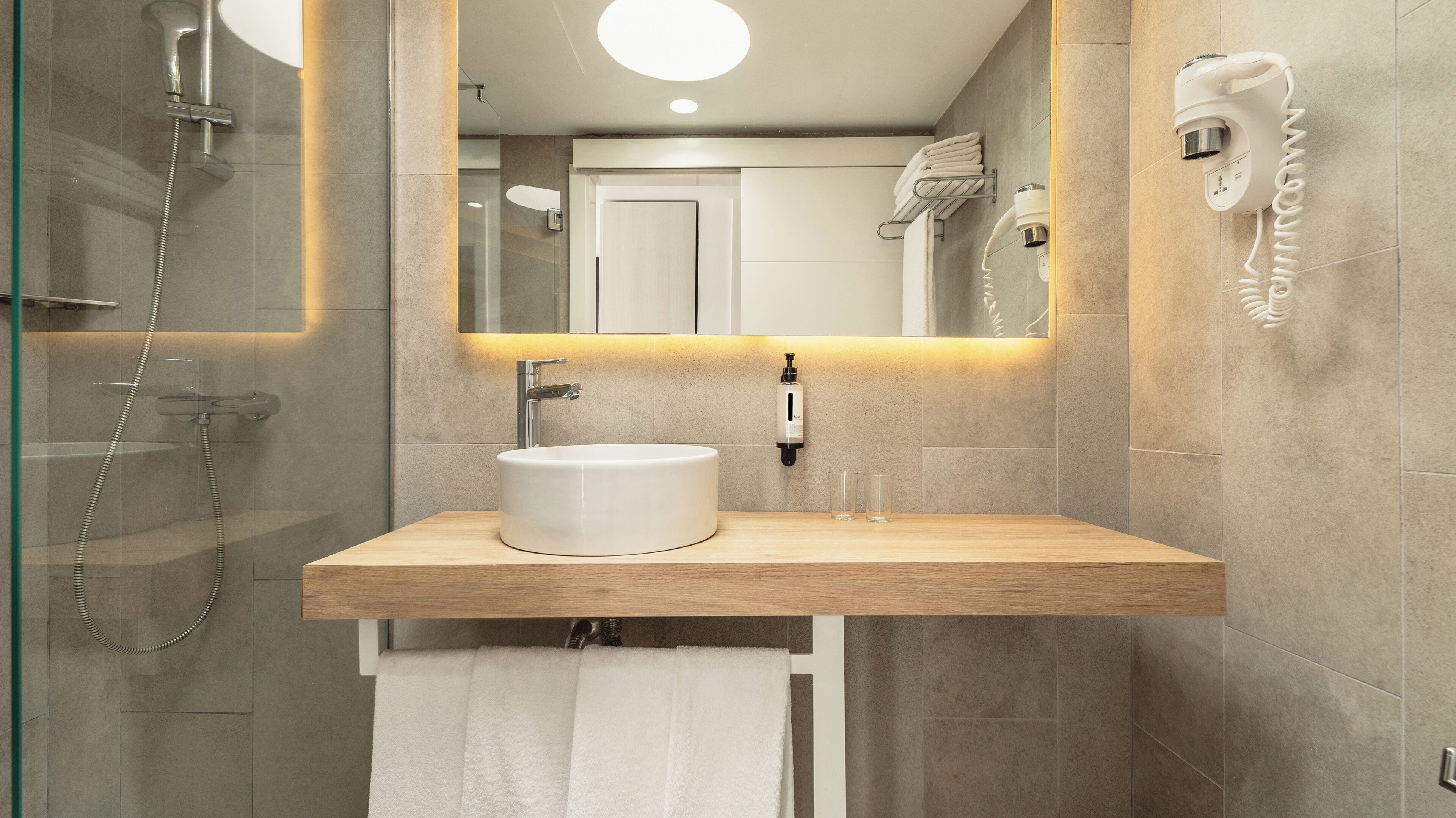 suite, 2 bedrooms (4 adults + 2 children) | bathroom | shower, free toiletries, hair dryer, towels