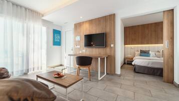 Suite, 1 dormitori, vistes al mar (2 adults + 2 children) | Caixa forta a l'habitació, escriptori, cortines opaques i roba de llit