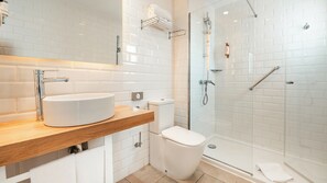 Suite, 1 slaapkamer, uitzicht op zee (2 adults + 2 children) | Badkamer | Een douche, gratis toiletartikelen, een haardroger, handdoeken
