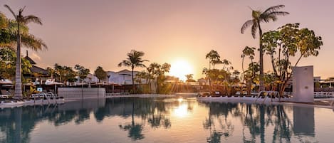 3 piscinas al aire libre, sombrillas, tumbonas