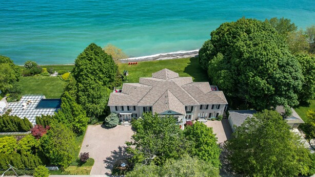 A large, multi-story house with a spacious front yard and a swimming pool. - Somerset Bed and Breakfast (Niagara-on-the-Lake)